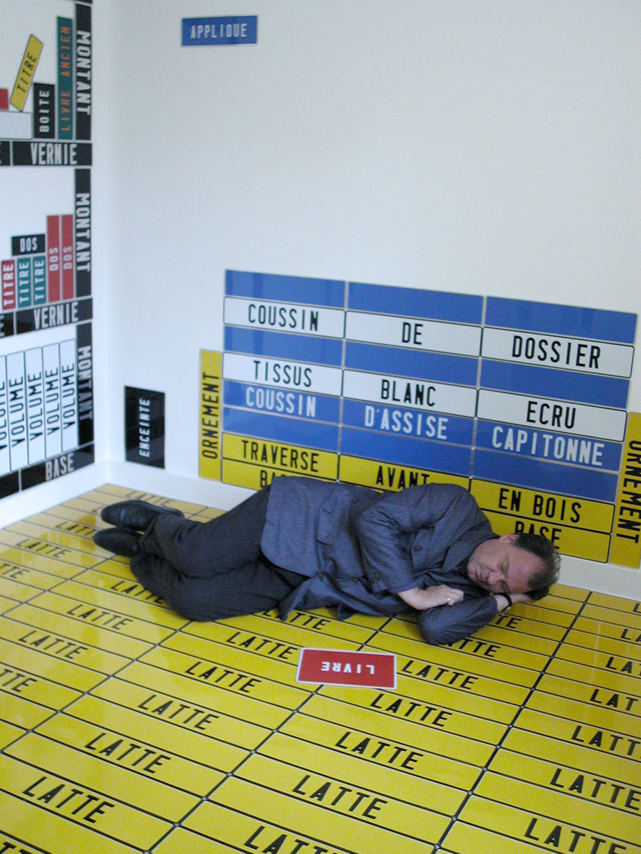 Joël Ducorroy dans la chambre à coucher de L’appartement témoin de son temps