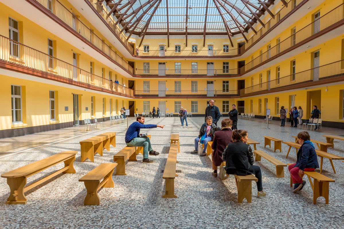 Sur les bancs d’utopie dans la cour du pavillon central du Familistère de Guise.