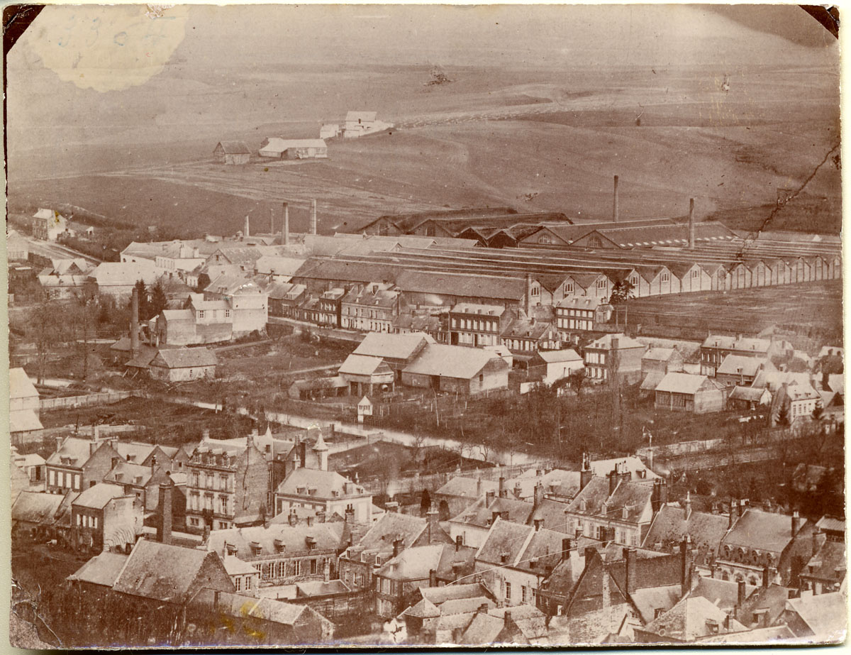 Vue des Fonderies et manufactures Godin-Lemaire. Photographie anonyme, vers 1865