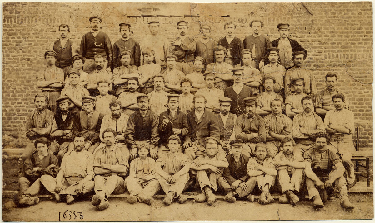 Le personnel de l'atelier de fonderie de l’usine du Familistère de Guise