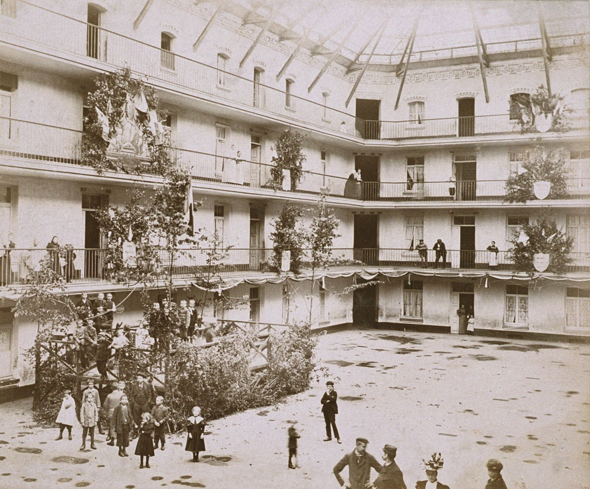 Les préparatifs de la fête de l’Enfance dans la cour du pavillon central du Pala