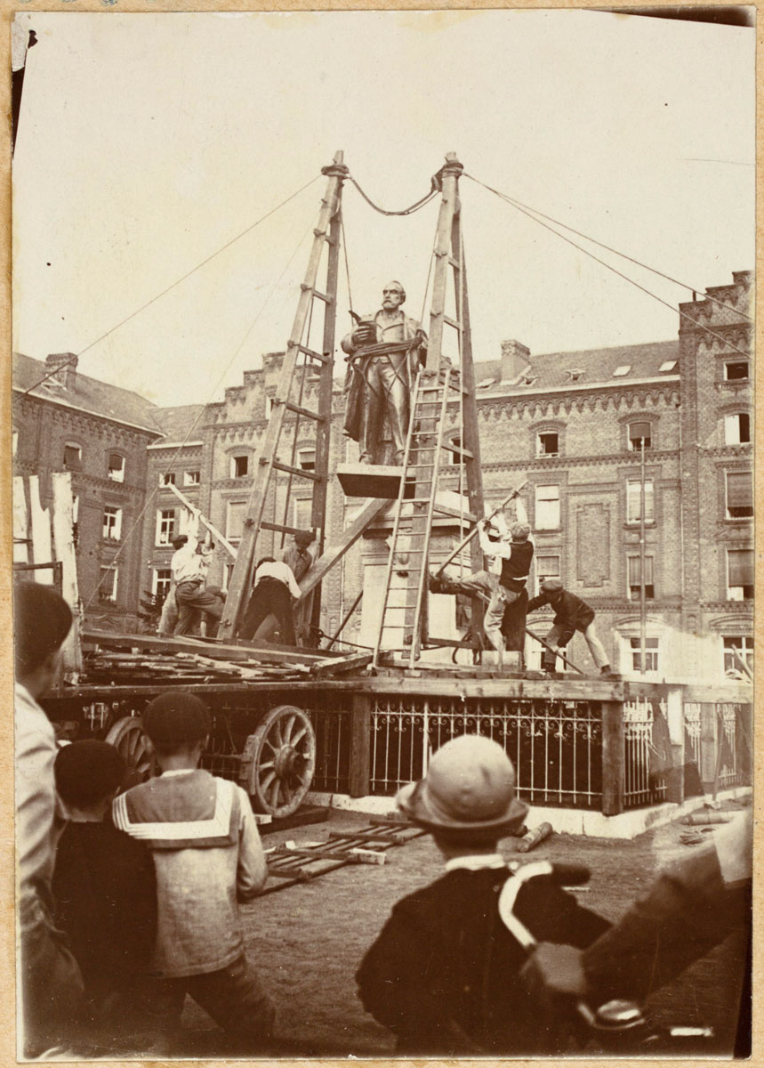 Une réplique de la statue de Godin détruite pendant la Grande Guerre est install