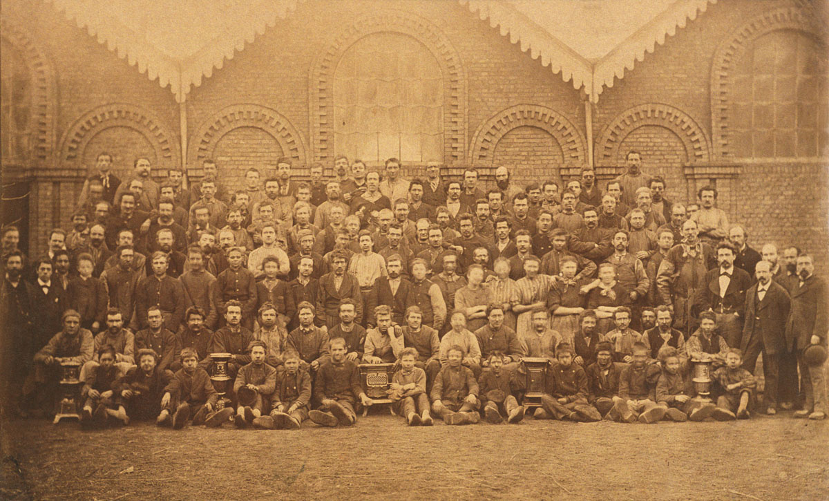 L’ensemble du personnel de l’usine du Familistère de Laeken à Bruxelles pose pou