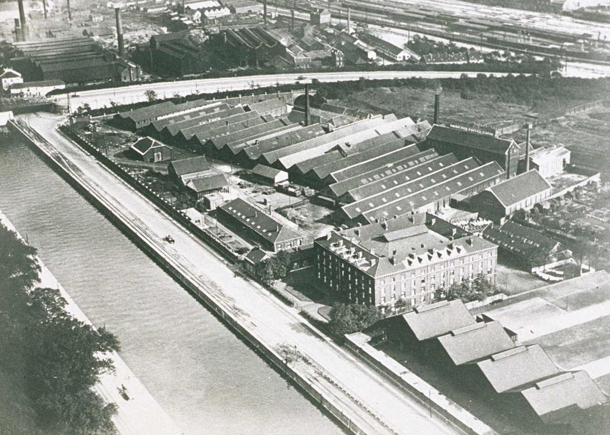 La photographie aérienne montre les ateliers industriels et l’habitation du Fami