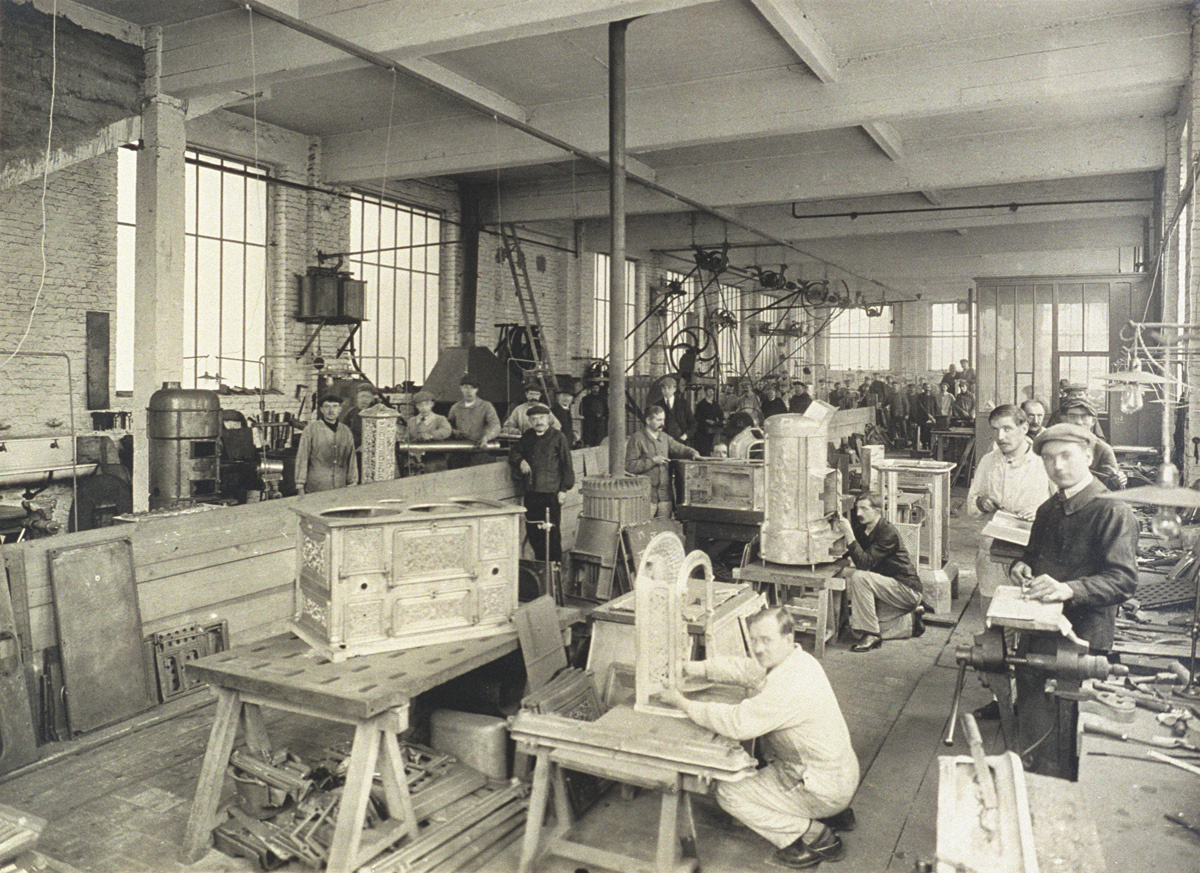 La photographie représente l’intérieur de l’atelier des modèles de l’usine Godin