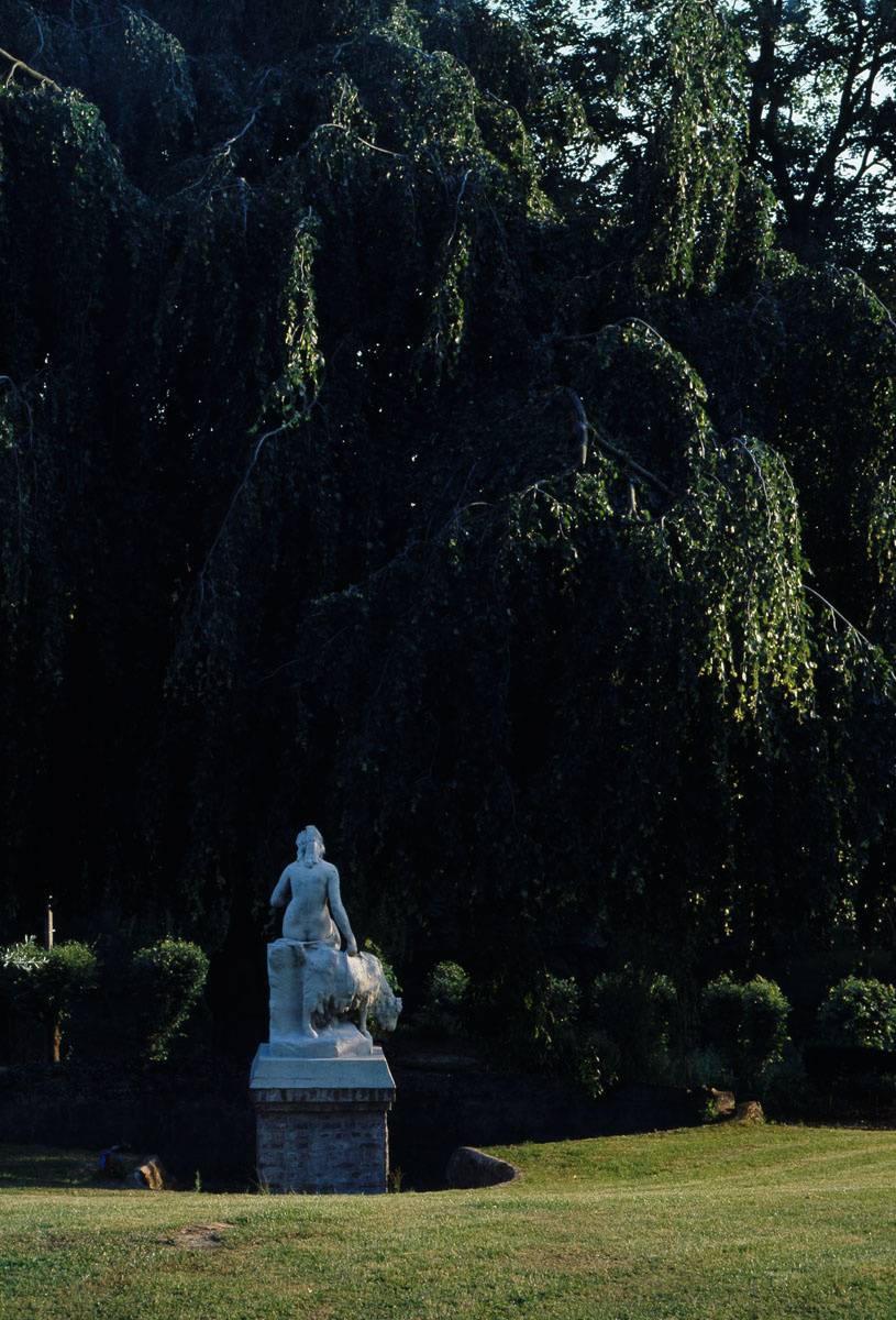 Parmi les statues ornant le jardin d'agrément, se trouve une nymphe.