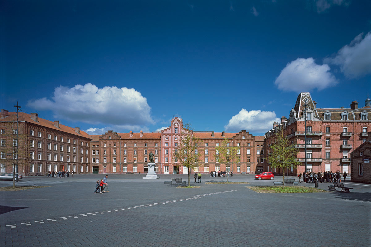 La place du Familistère et le Palais social sont photographiés depuis le théâtre