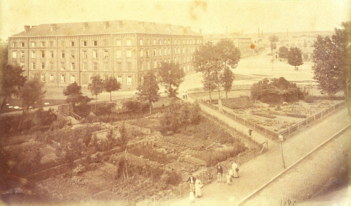 L'aile droite du Palais social est photographiée d'une fenêtre d'un étage du pav