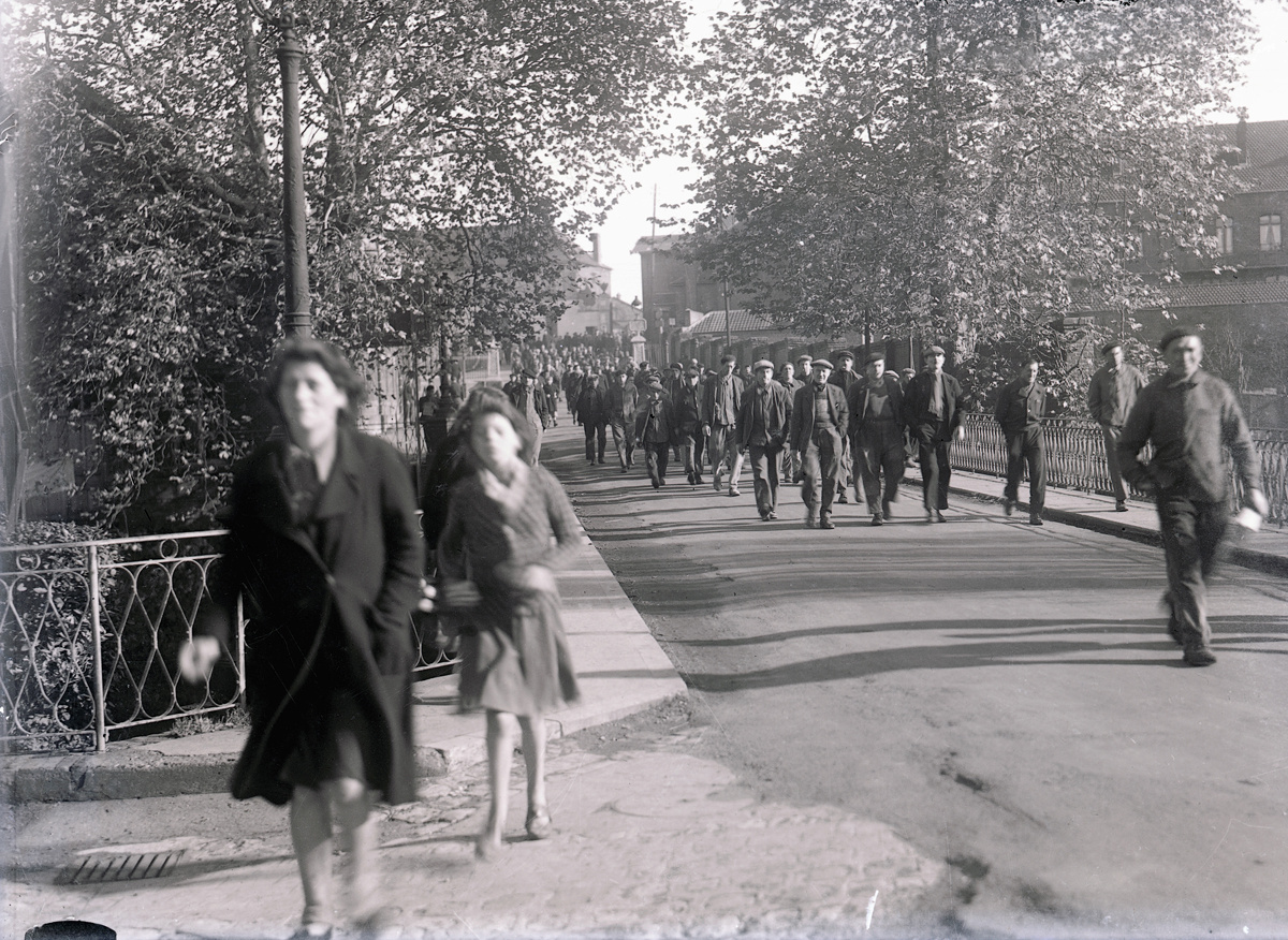 La sortie du personnel de l’usine du Familistère en direction du Palais social,