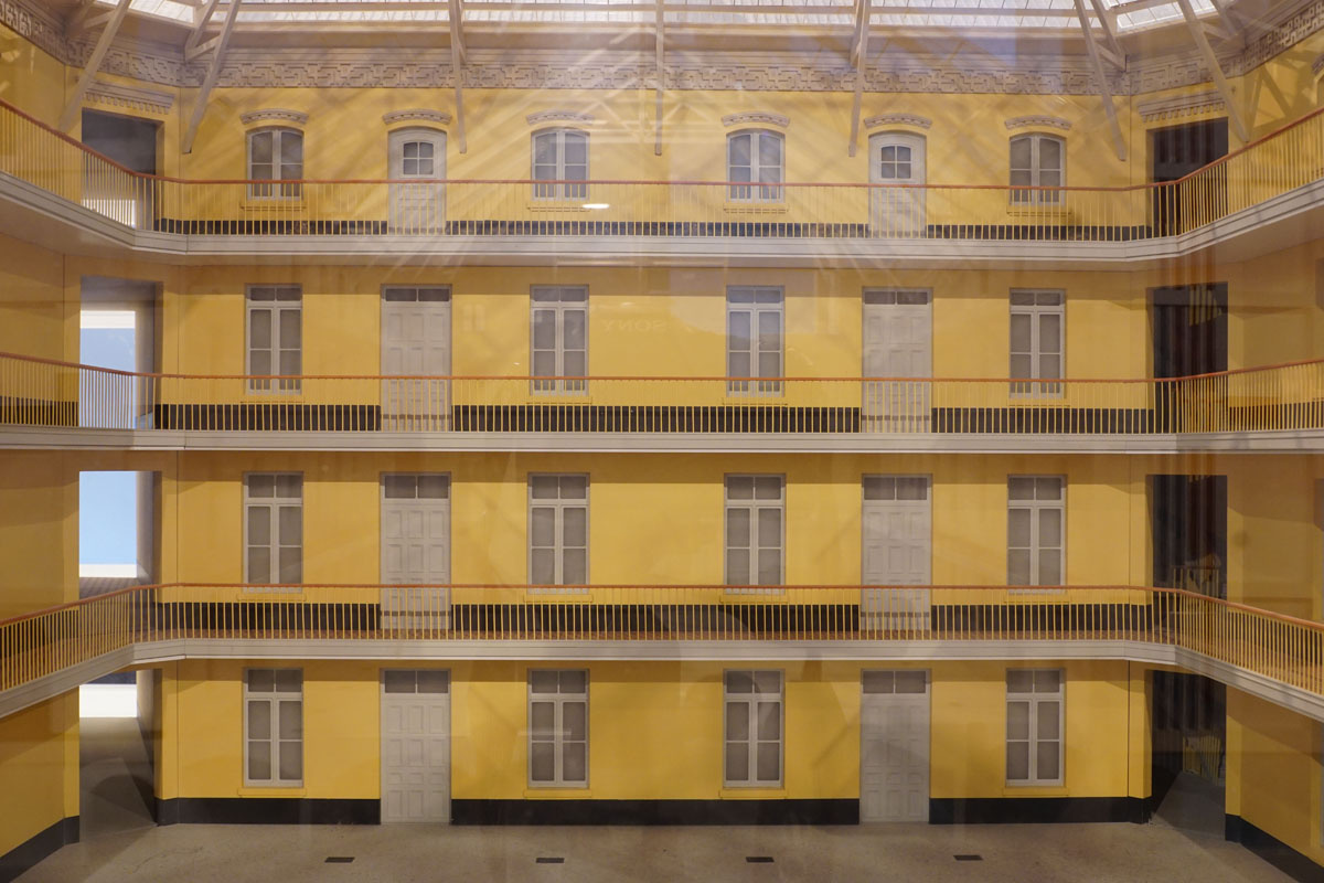 La photographie montre la façade ouest sur cour intérieure de la maquette