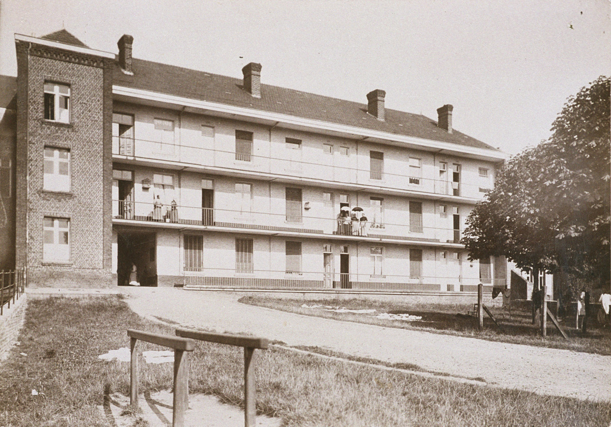 La photographie montre la façade postérieure du pavillon Landrecies