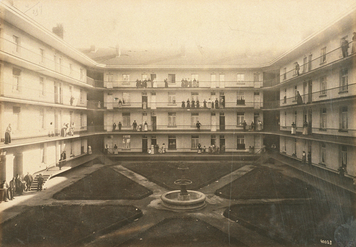 La photographie montre la cour du pavillon Cambrai.