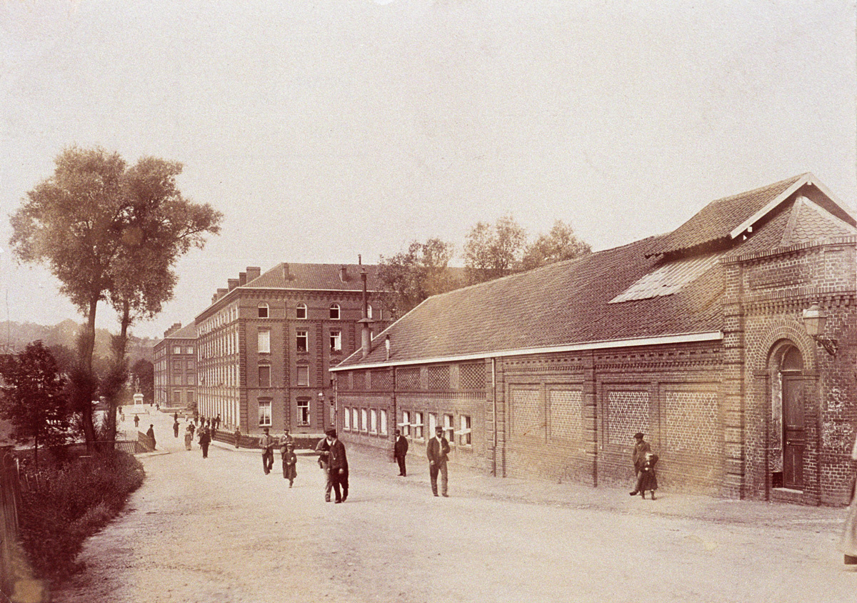 La buanderie-piscine est édifiée le long de la route menant à l'usine.