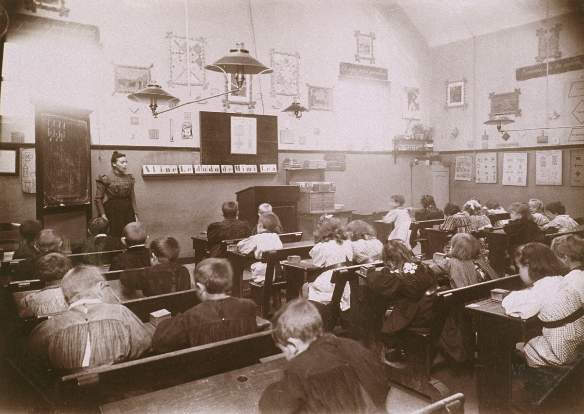 Une leçon de lecture est donnée dans une classe des écoles du Familistère.