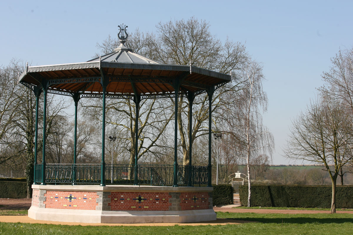 Le kiosque à musique du Familistère se situe sur les pelouses à l'ouest du Palai