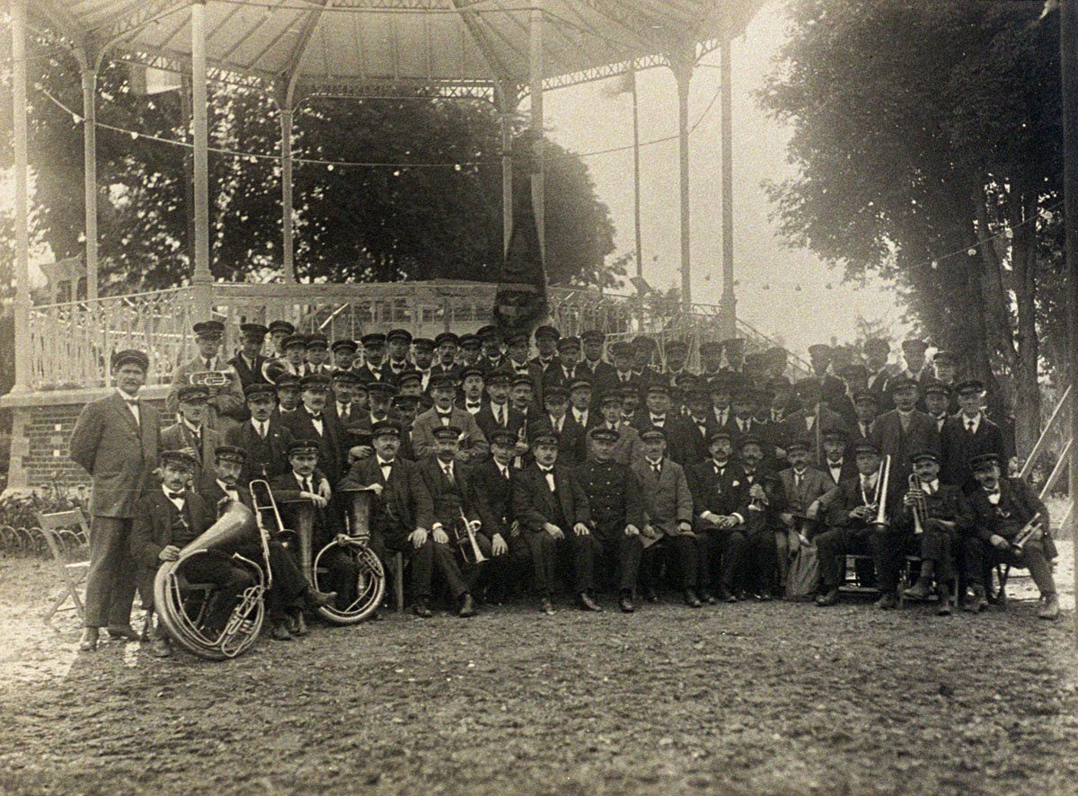 La fanfare du Familistère de Laeken pose devant le kiosque à musique.