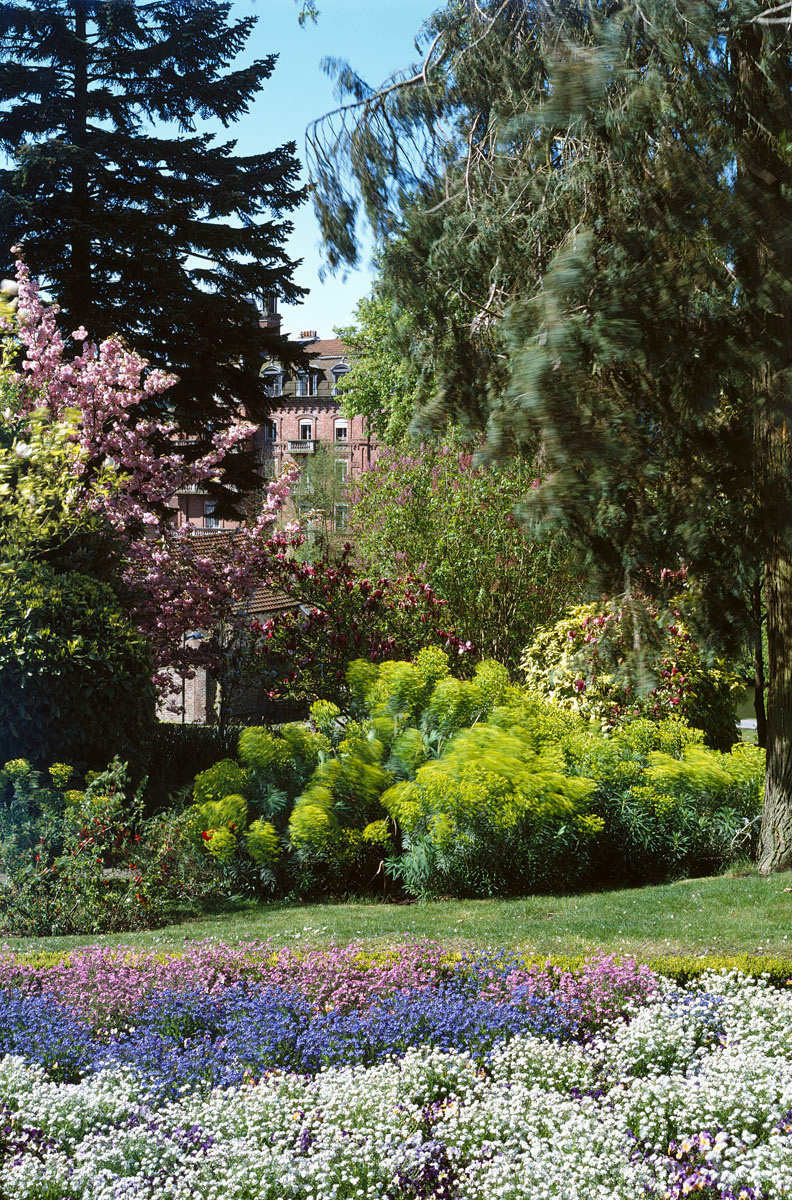 Le jardin d’agrément du Familistère ouvre sur l’aile gauche du Palais social.