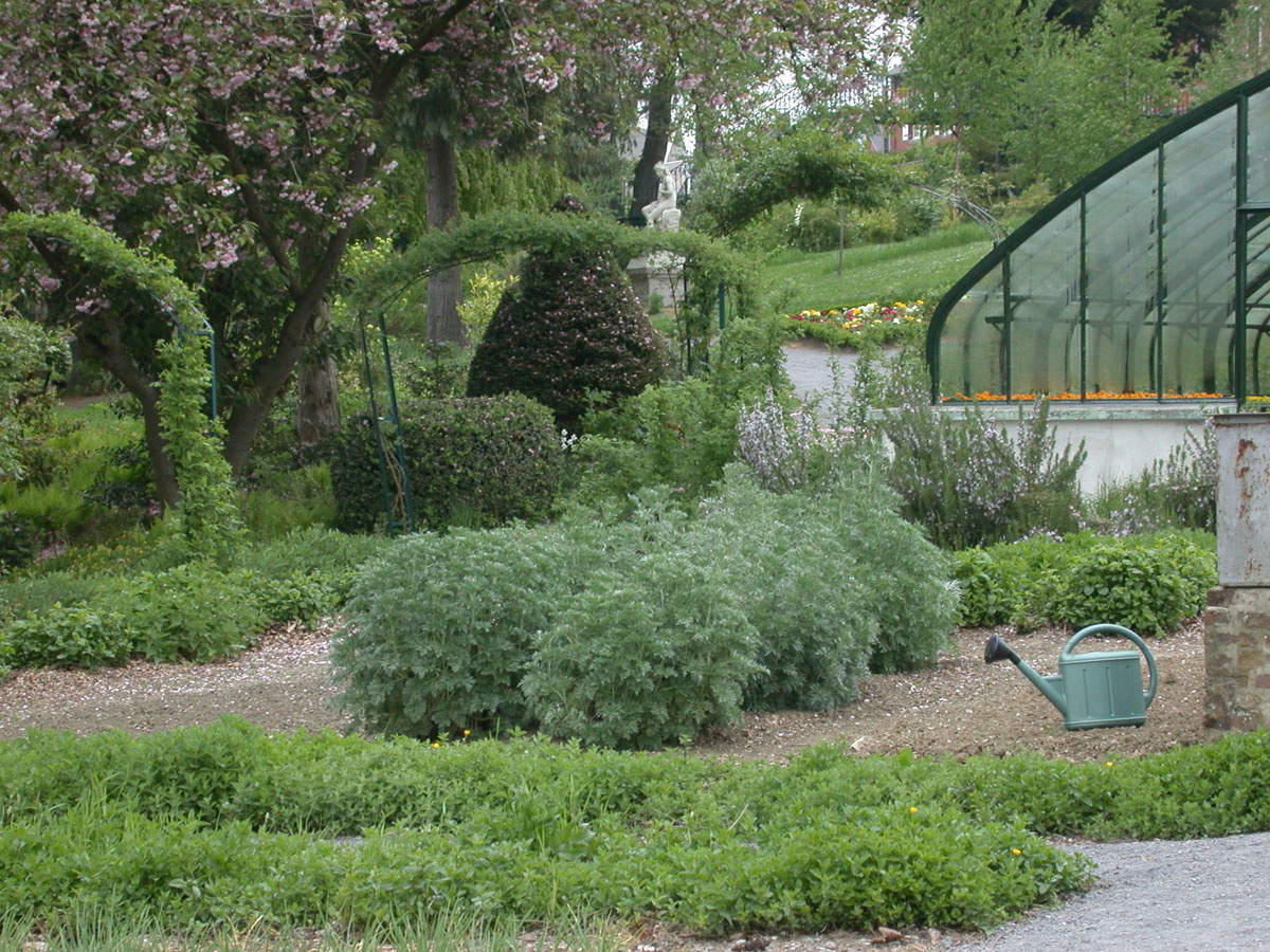 Un potager est cultivé dans le bas du jardin d’agrément du Familistère.