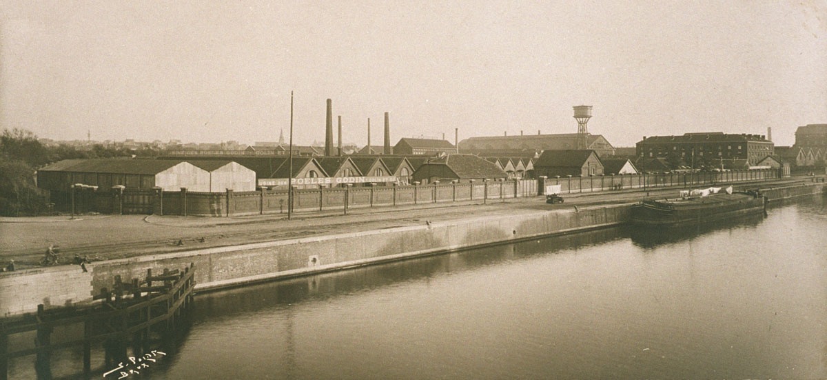La photographie montre les ateliers industriels du Familistère d eLaeken au bord