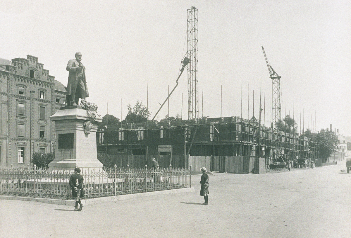 La photographie montre le chantier de reconstruction de l'aile gauche du Familis