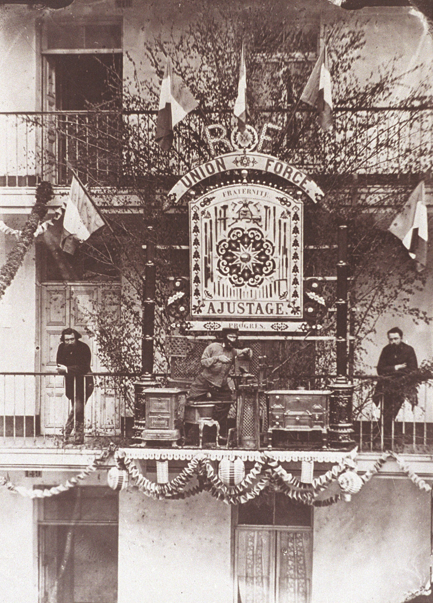 La photographie montre le trophée de l'atelier d'ajustage de la fête du Travail