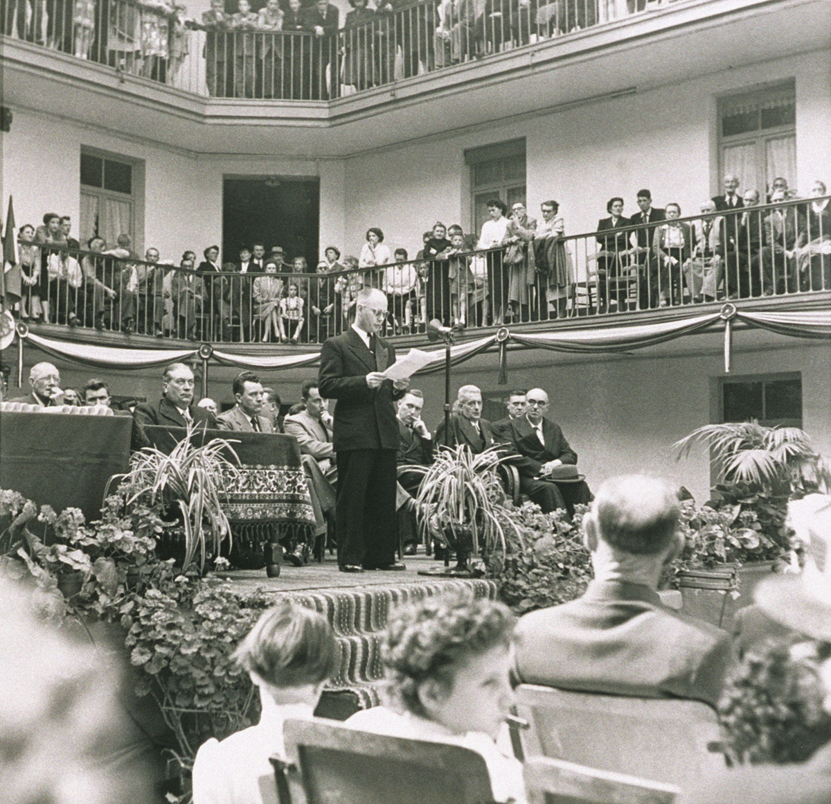 Raymond Anstell lit un discours lors de la fête du Travail du Familistère.