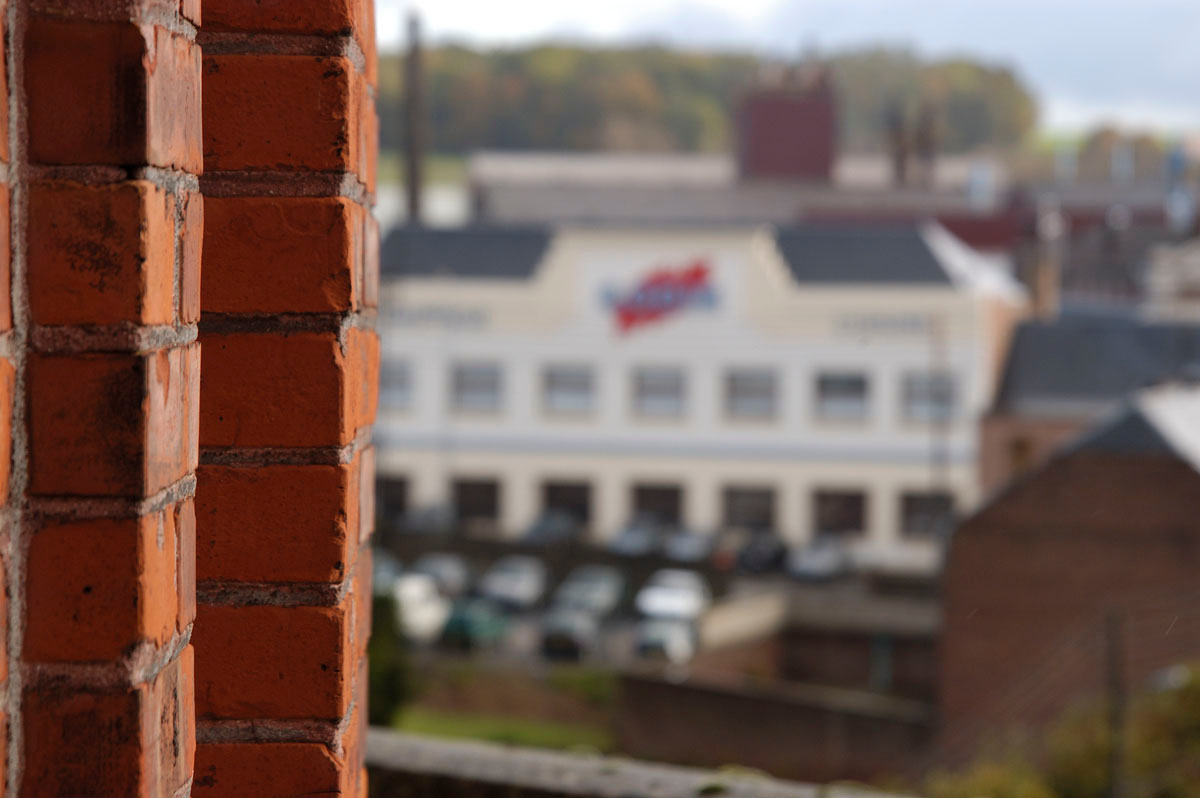 L’usine Godin SA est vue de la tour de l’aile gauche du Palais social.