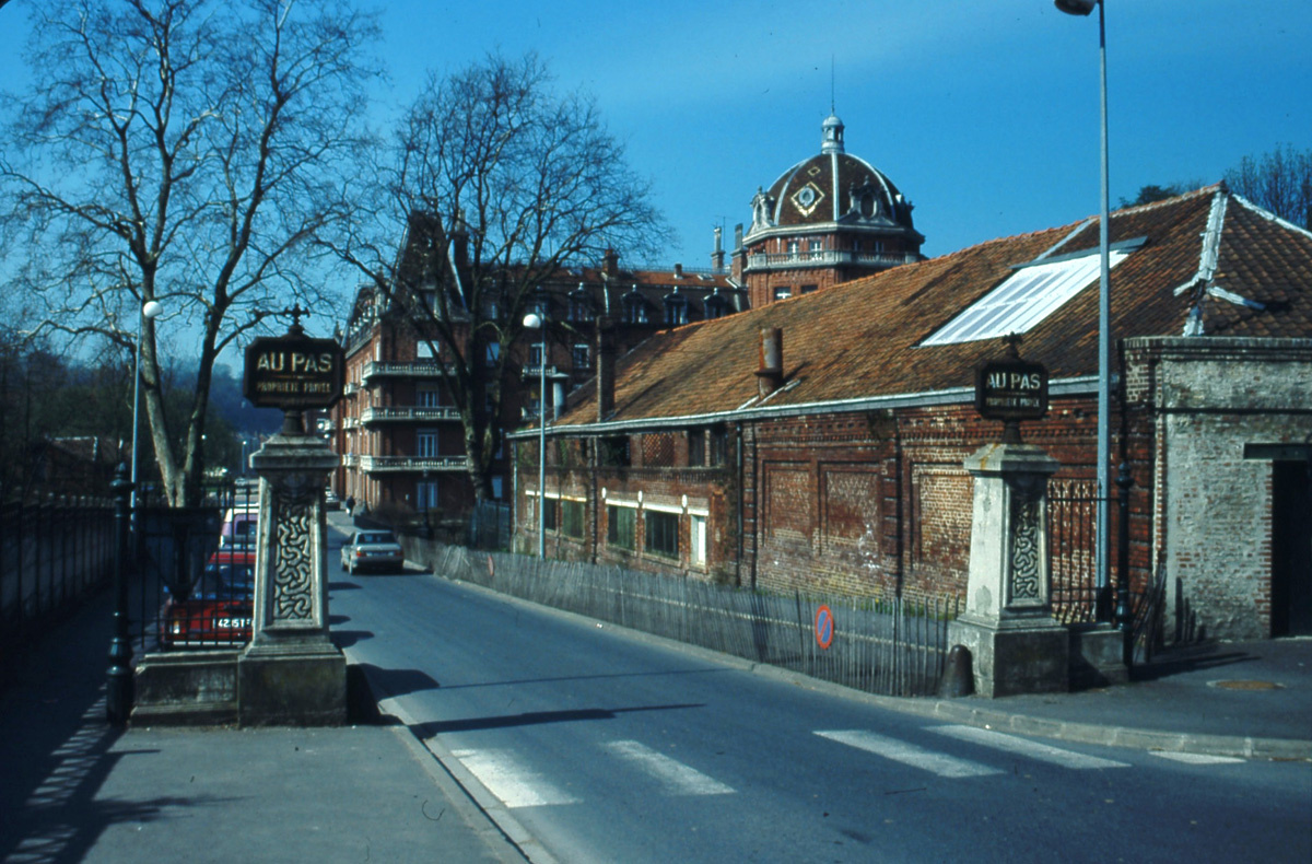 La buanderie-piscine du Familistère est ruinée vers 1990.