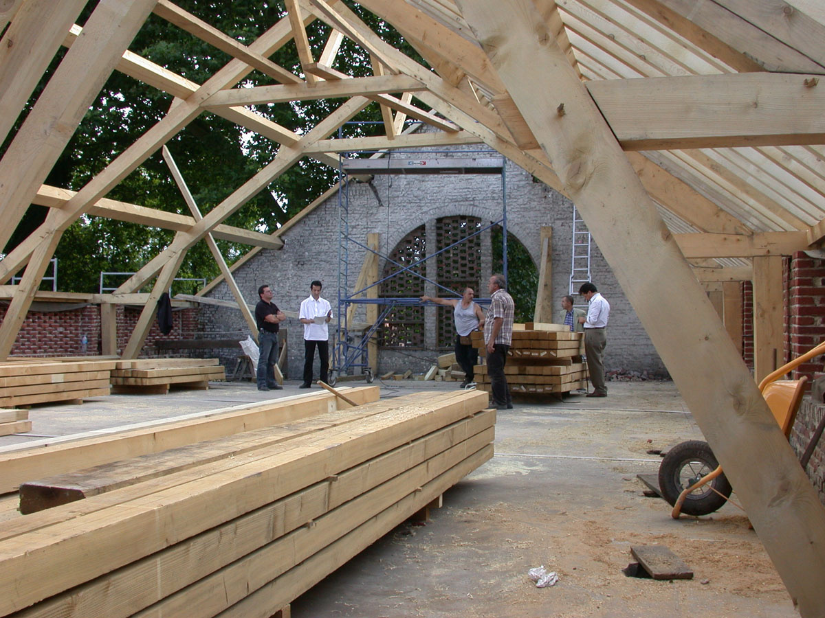 La photographie montre la construction de la charpente de la buanderie-piscine.