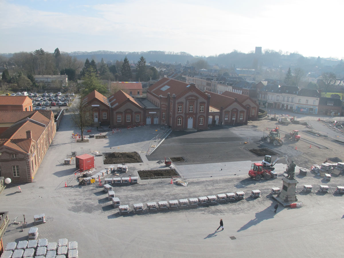 La photographie montre le chantier de la place du Familistère.