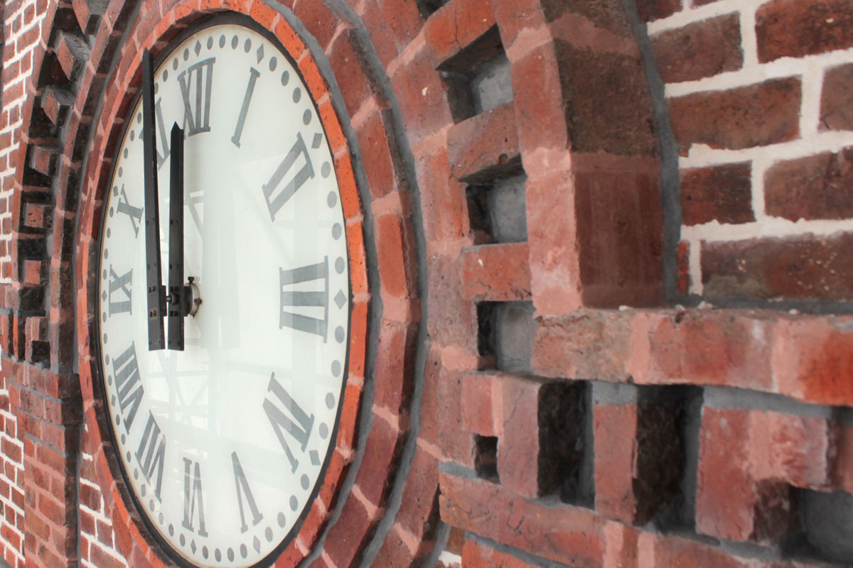 Le sommet du belvédère du pavillon central du Familistère porte une horloge.