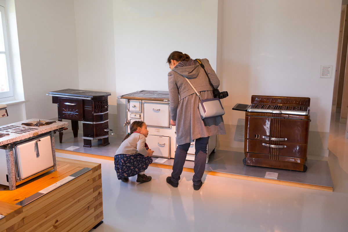 Une famille visite une salle d’exposition dans le pavillon central.