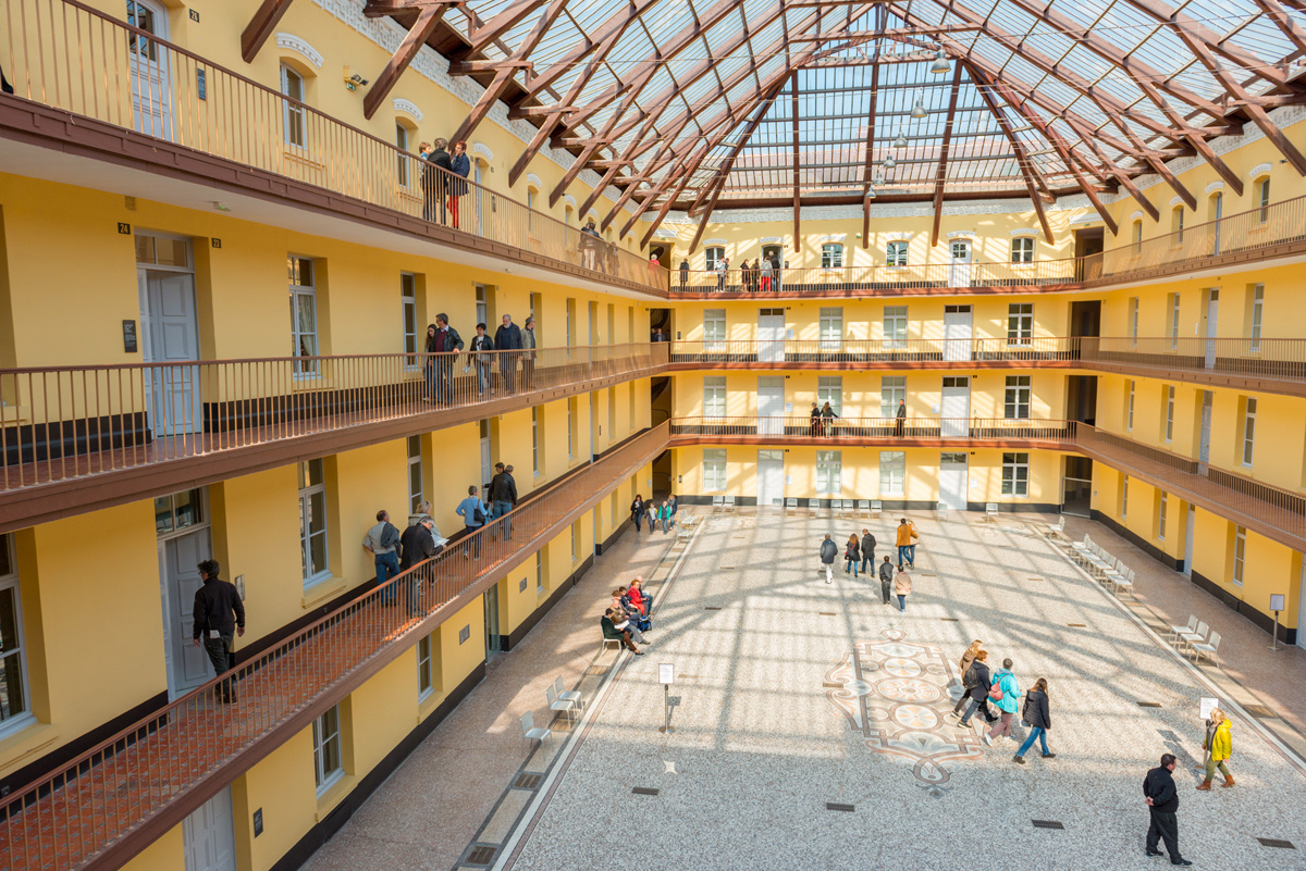 Des visiteurs parcourent la cour du pavillon central du Familistère.