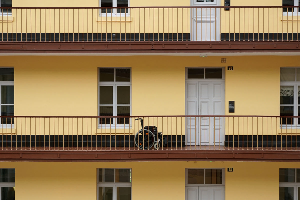 Un fauteuil roulant se trouve sur une coursive du pavillon central du Familistèr