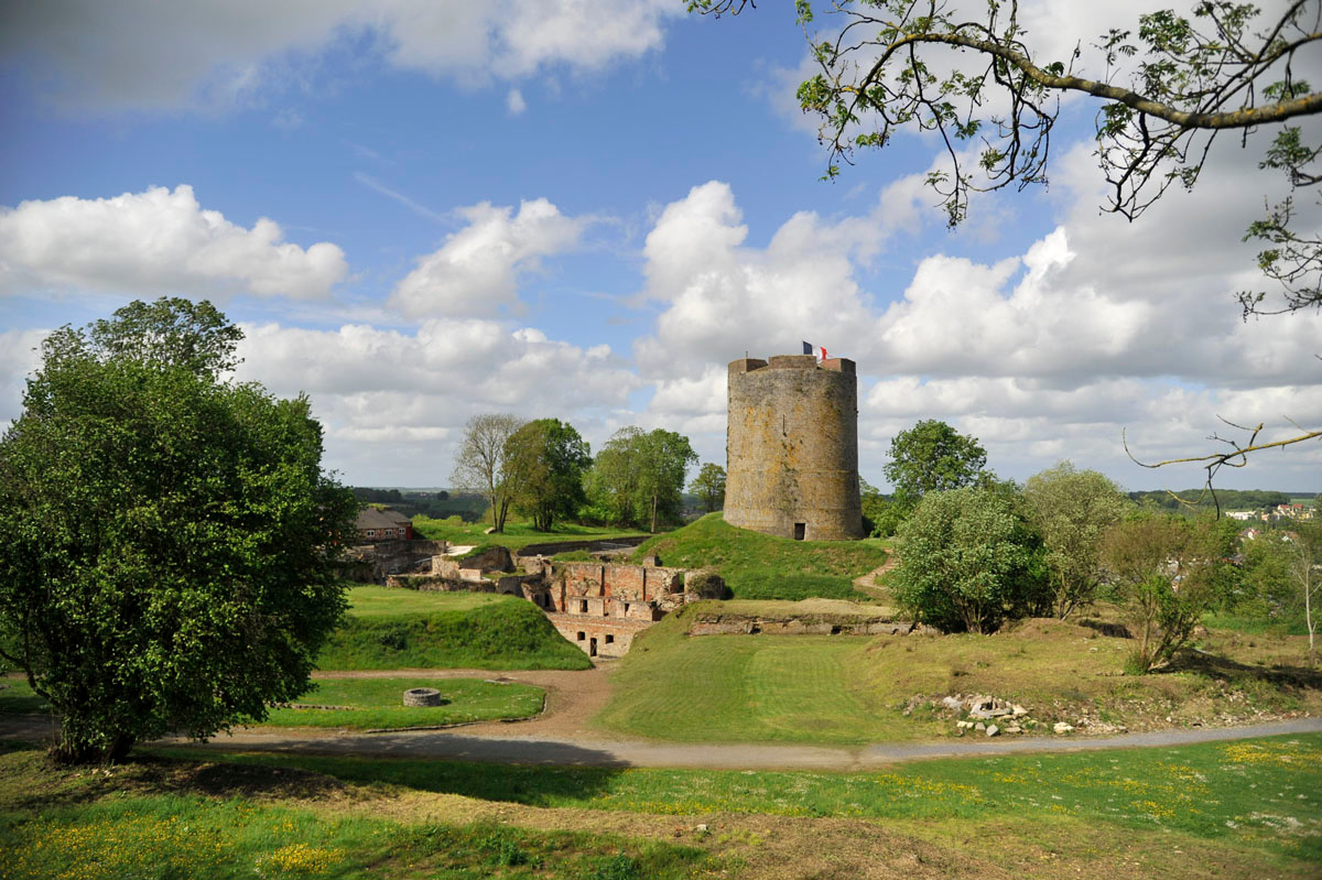 Le château fort de Guise se signale par son donjon médiéval
