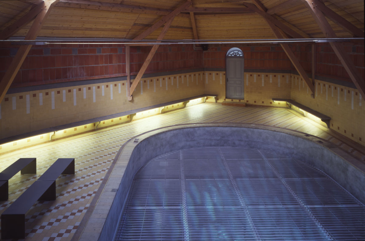 Le bassin de la piscine du Familistère est visible depuis le séchoir.