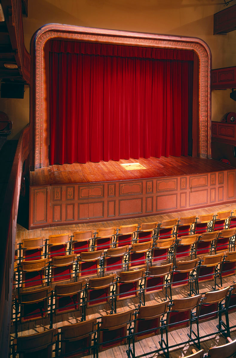 La scène de la salle de spectacle du théâtre du Familistère est élevé à plus d'1