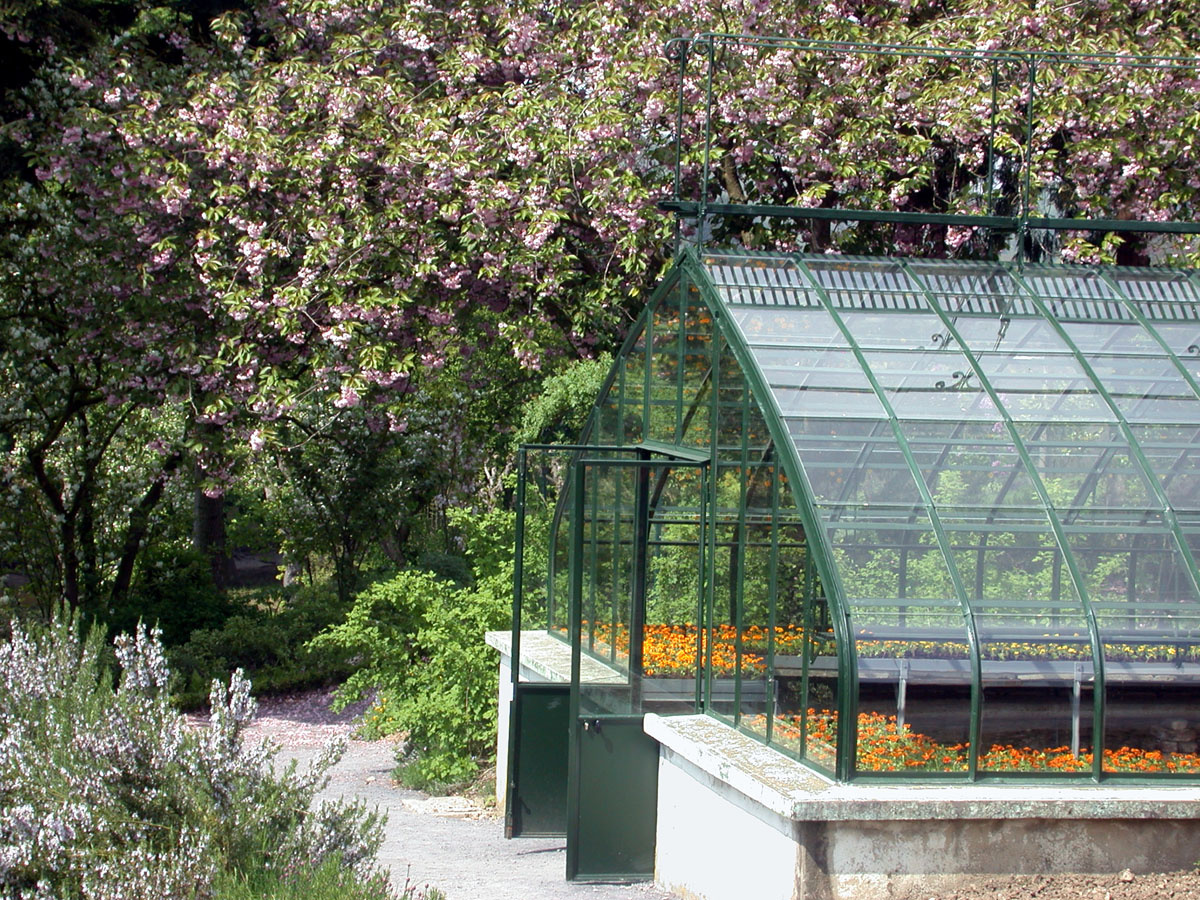 Le jardin d’agrément du Familistère est équipé d'une serre.