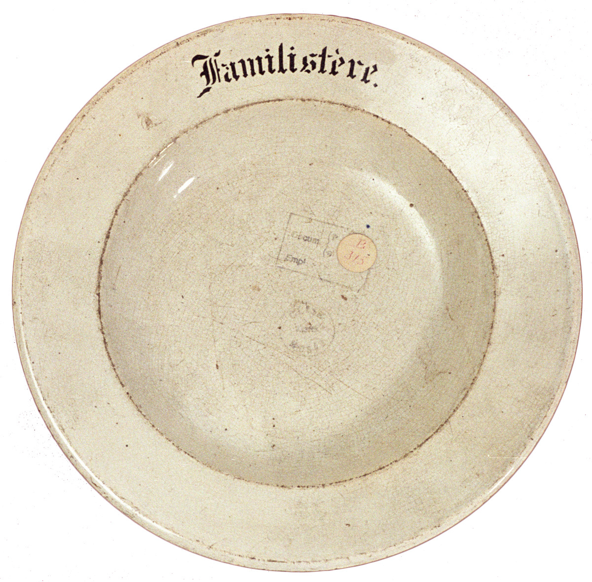 Cette ancienne assiette de la buvette des économats  porte le mot "Familistère".