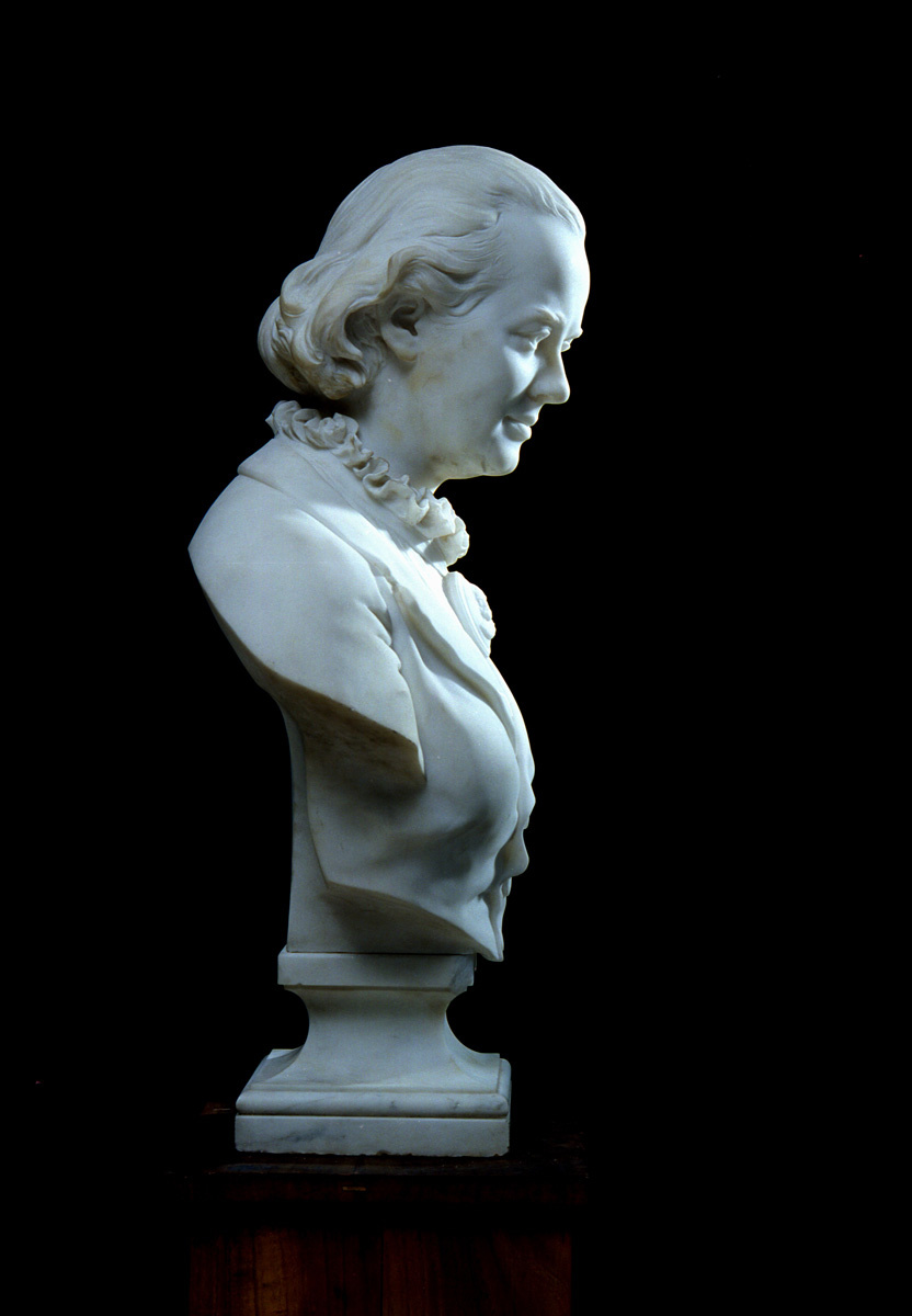 Le buste de Marie Moret est photographié de profil à gauche.