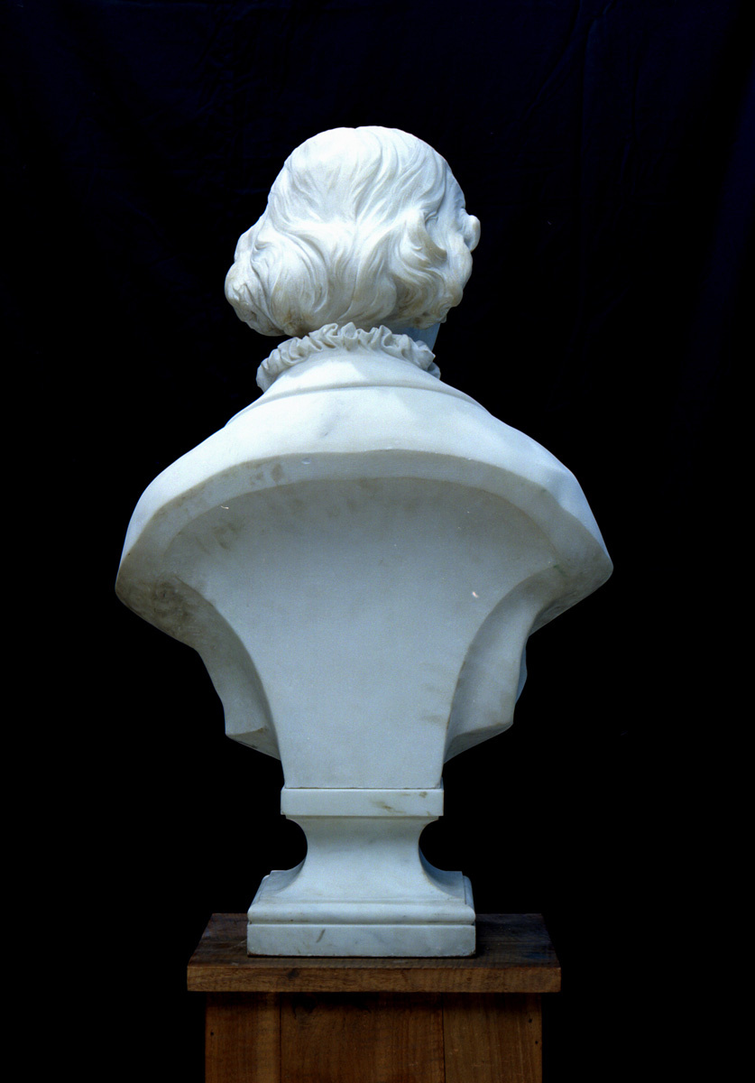 Le buste de Marie Moret est photographié de dos.