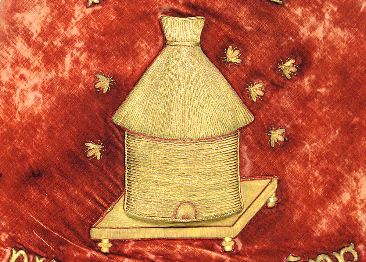 La bannière de l'harmonie du Familistère est ornée d'une ruche brodée.