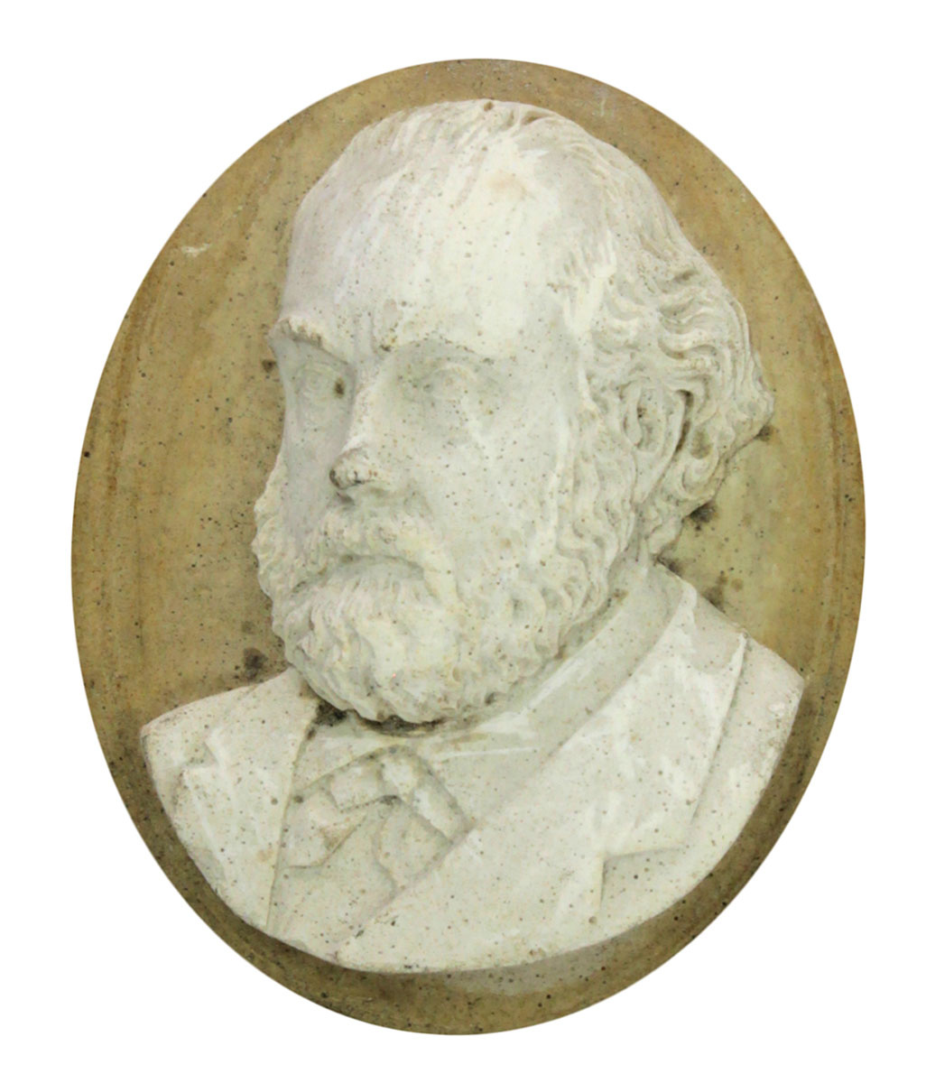 Le portrait présente Godin en buste de trois-quarts.