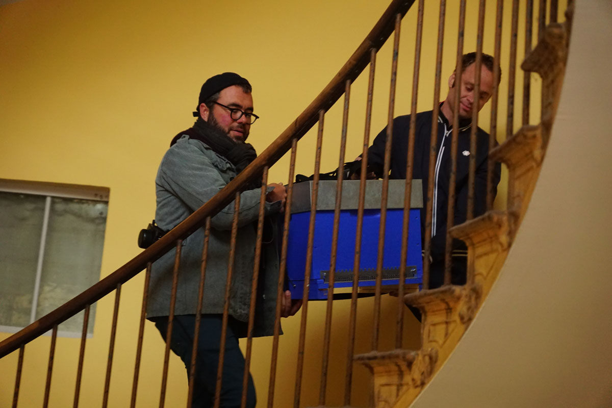 Une ruche du Familistère est transportée dans un escalier du Palais social.