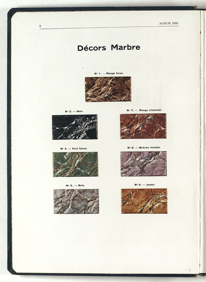 La page du catalogue de 1931 présente en couleur les décors émaillés à l'imitati