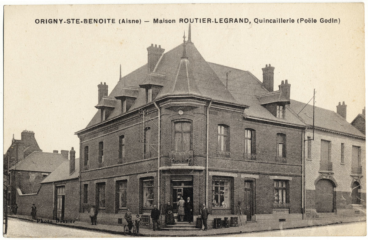 La carte postale montre la façade d'un magasin de quincaillerie.
