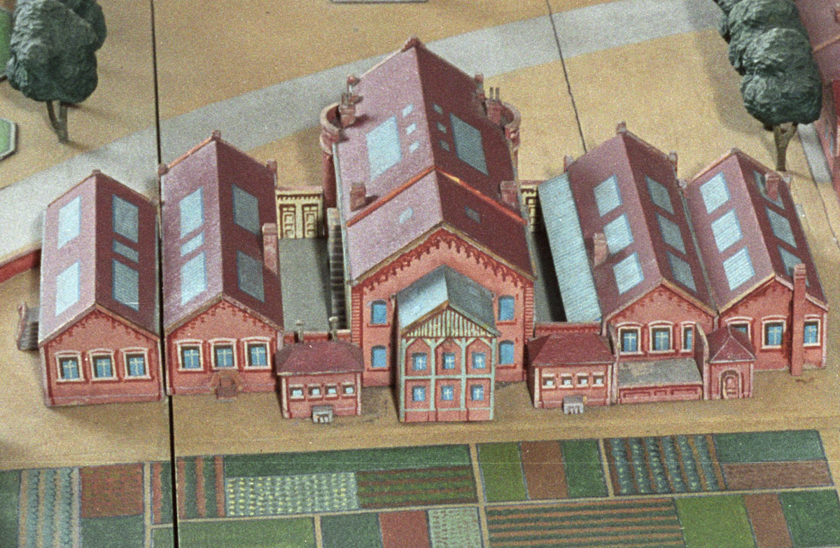 Détail du plan-relief du Familistère, montrant le théâtre et les écoles.