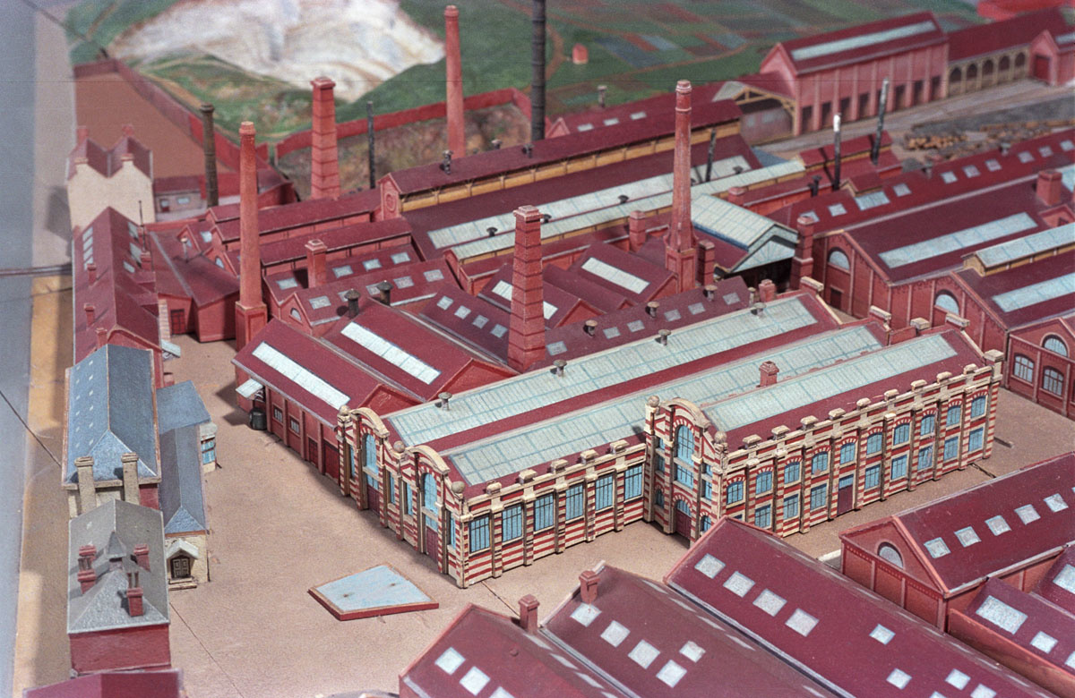 Détail du plan-relief du Familistère, montrant la cour d'entrée de l'usine.