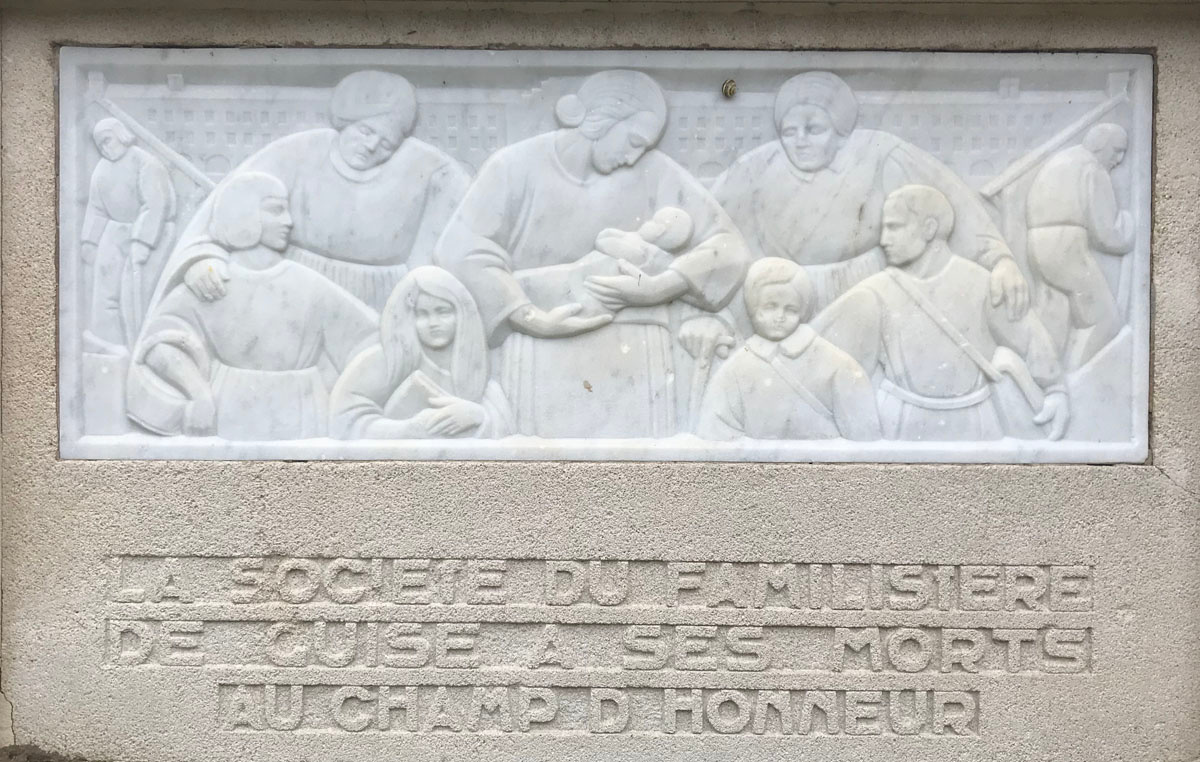 La photographie montre le bas-relief représentant la Famille sur le monuments au