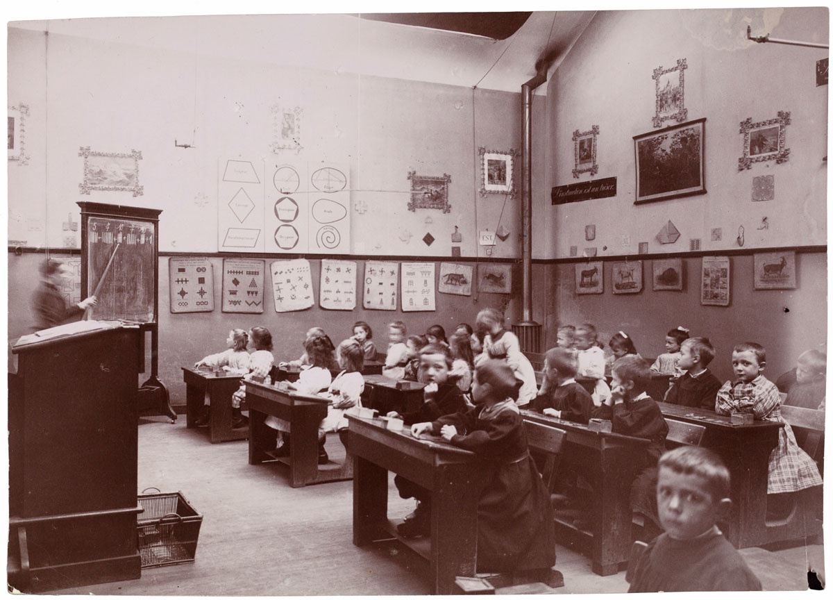 La photographie montre l'ensemble d'une classe des écoles du Familistère.